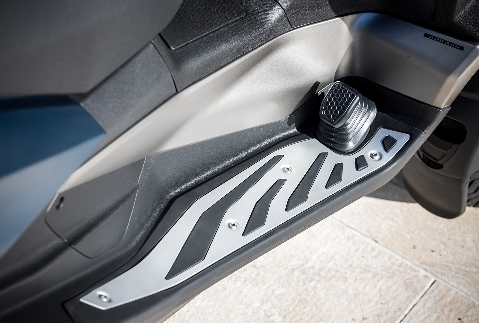 Piaggio MP3 530 hpe Exclusive: le foto