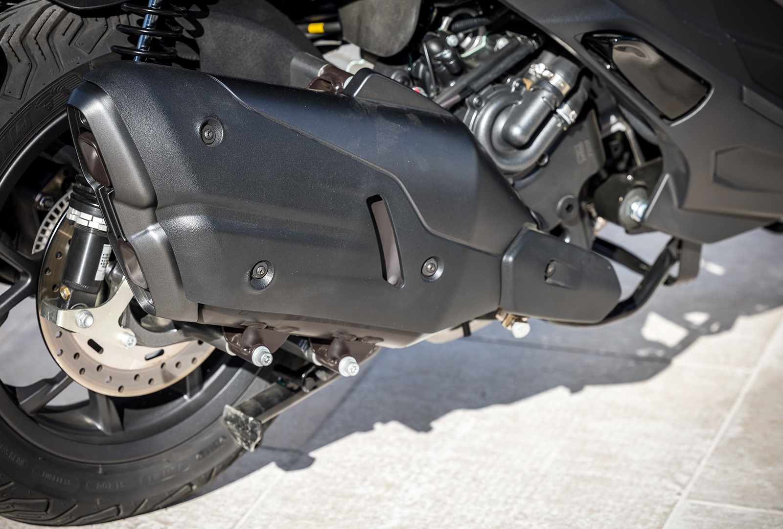 Piaggio MP3 530 hpe Exclusive: le foto