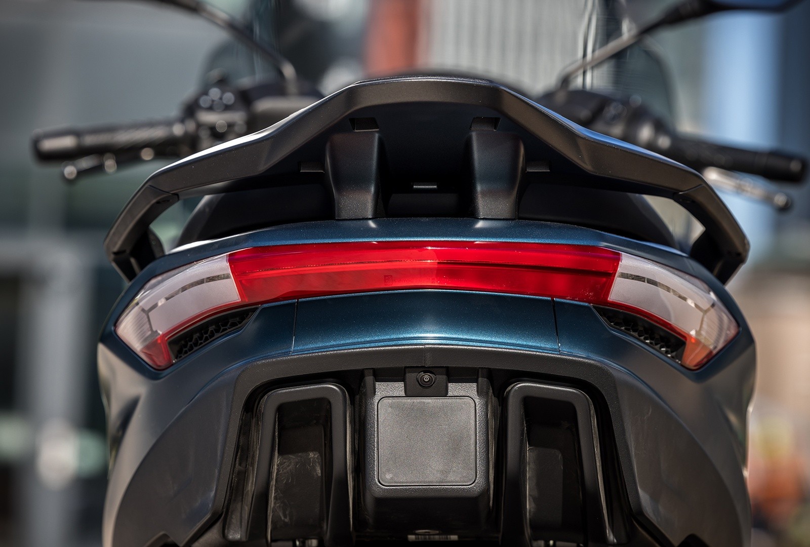 Piaggio MP3 530 hpe Exclusive: le foto