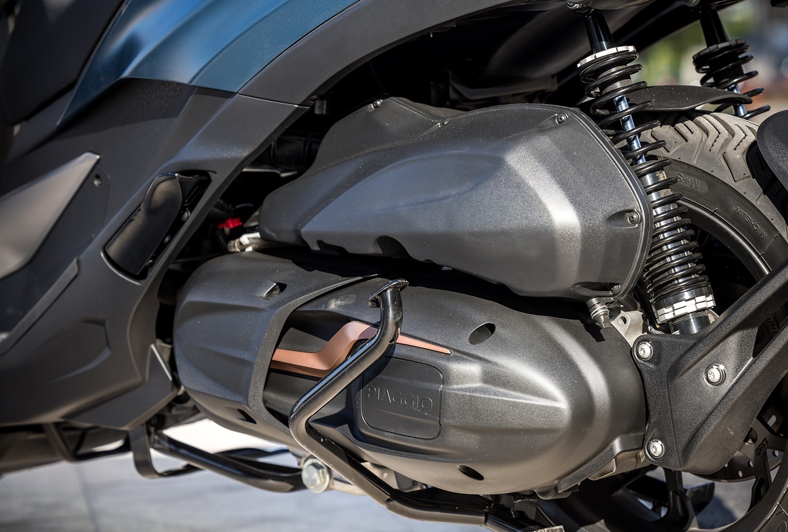 Piaggio MP3 530 hpe Exclusive: le foto