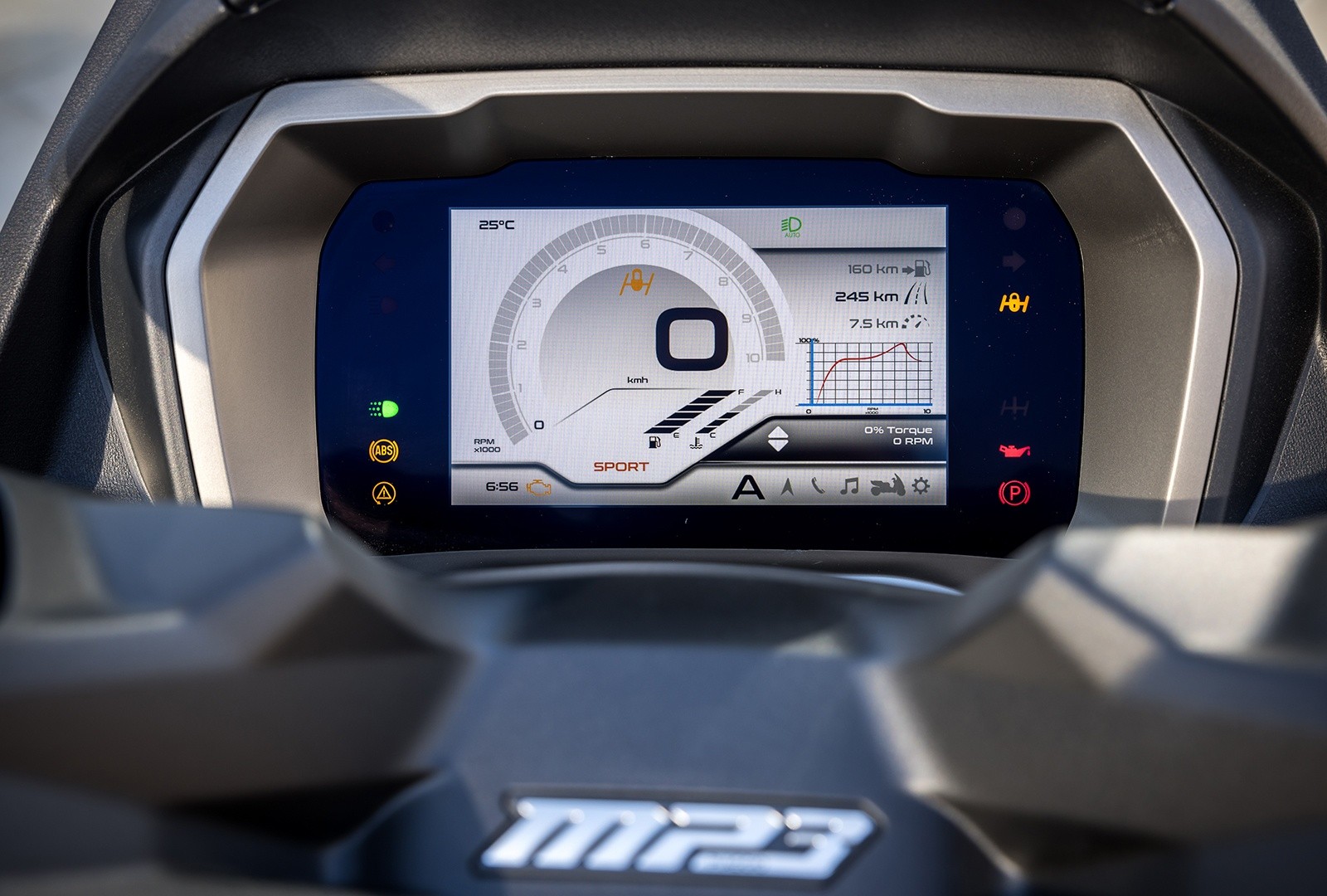 Piaggio MP3 530 hpe Exclusive: le foto