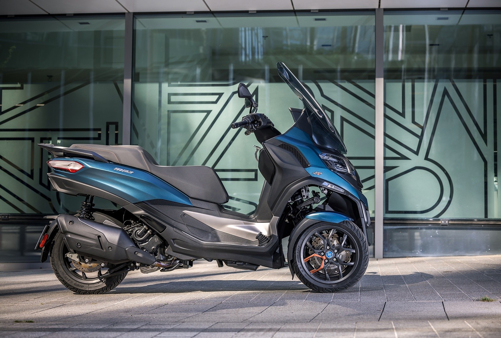 Piaggio MP3 530 hpe Exclusive: le foto