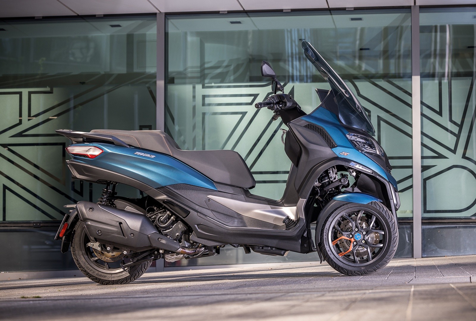 Piaggio MP3 530 hpe Exclusive: le foto
