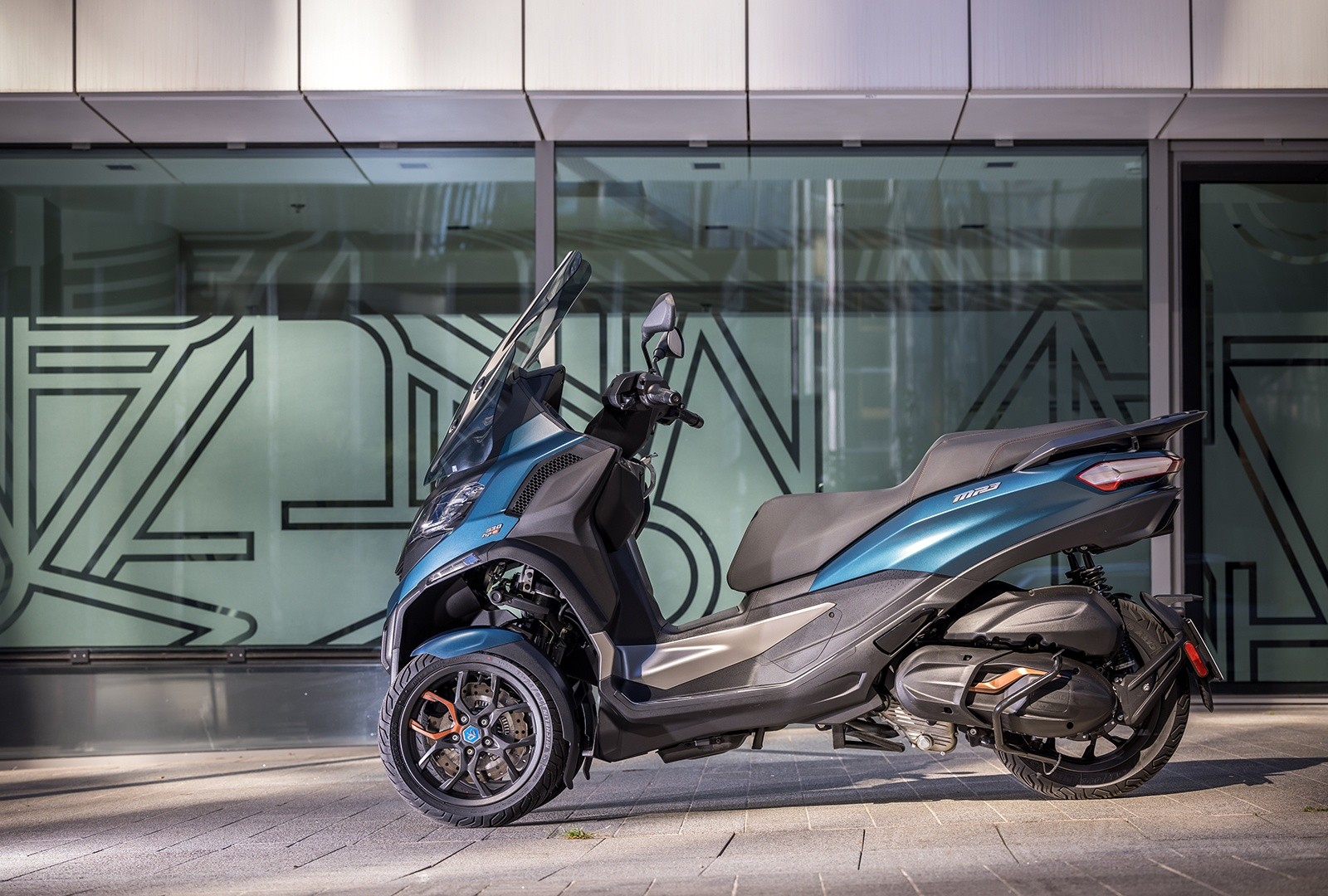 Piaggio MP3 530 hpe Exclusive: le foto
