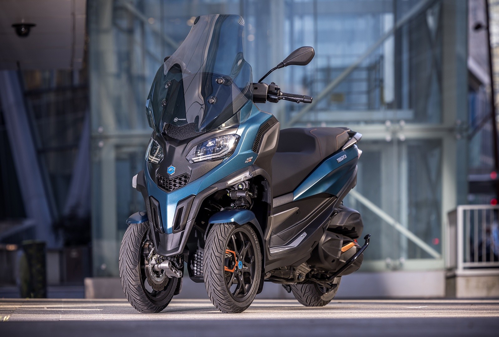 Piaggio MP3 530 hpe Exclusive: le foto