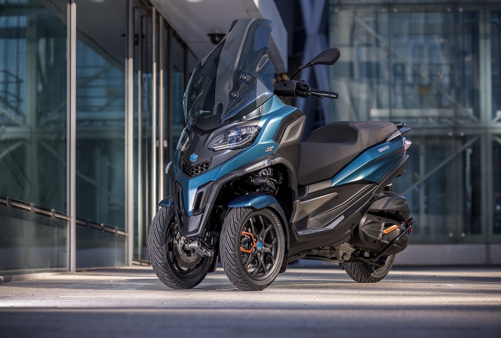 Piaggio MP3 530 hpe Exclusive: le foto