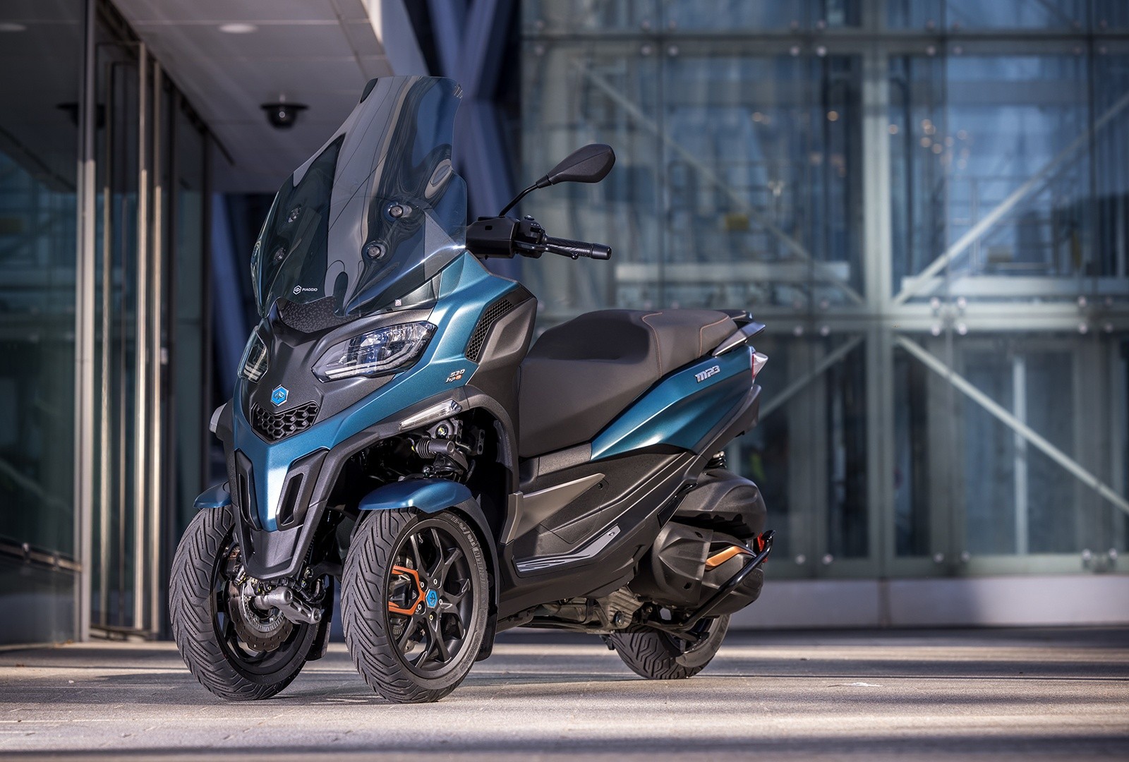 Piaggio MP3 530 hpe Exclusive: le foto