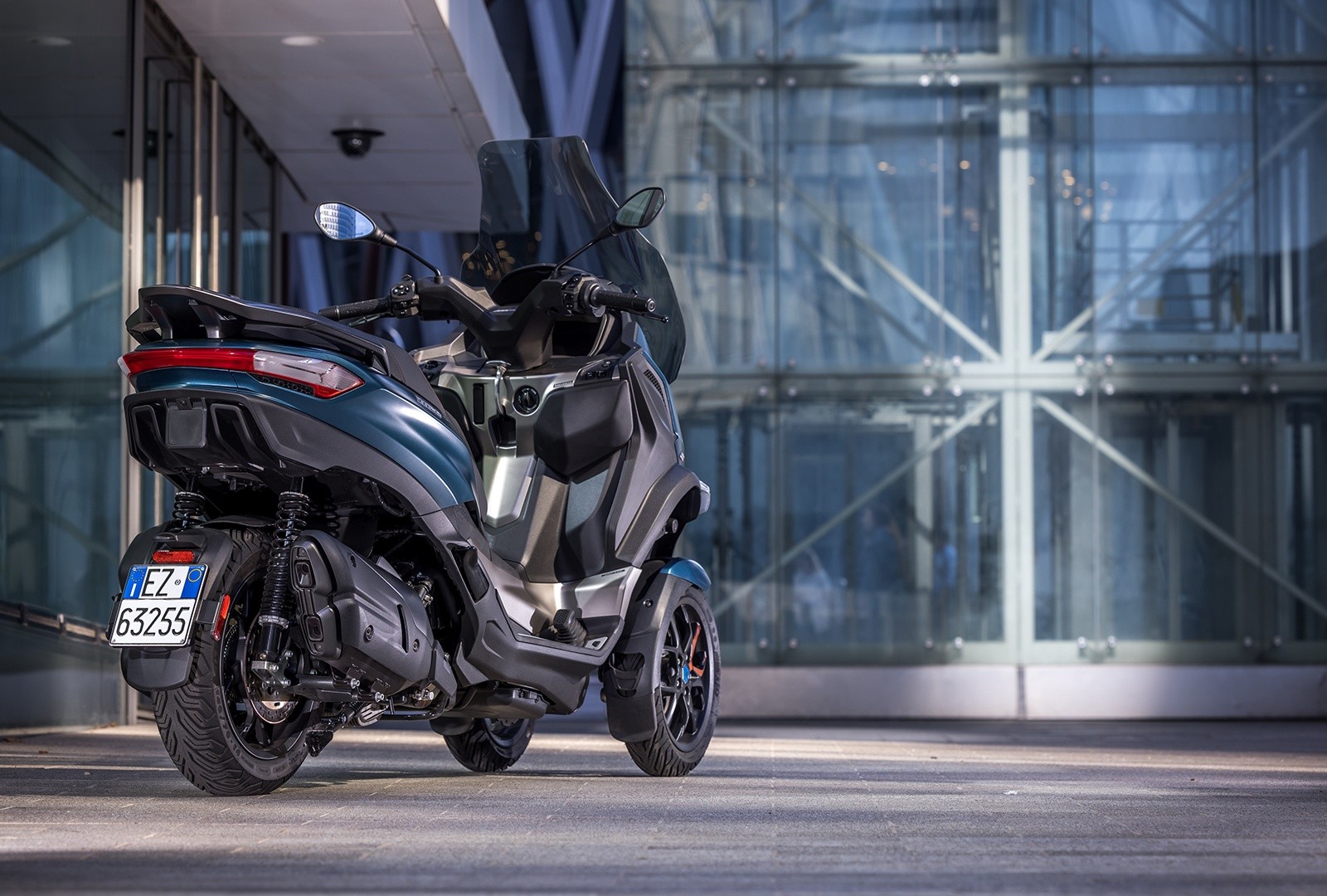 Piaggio MP3 530 hpe Exclusive: le foto