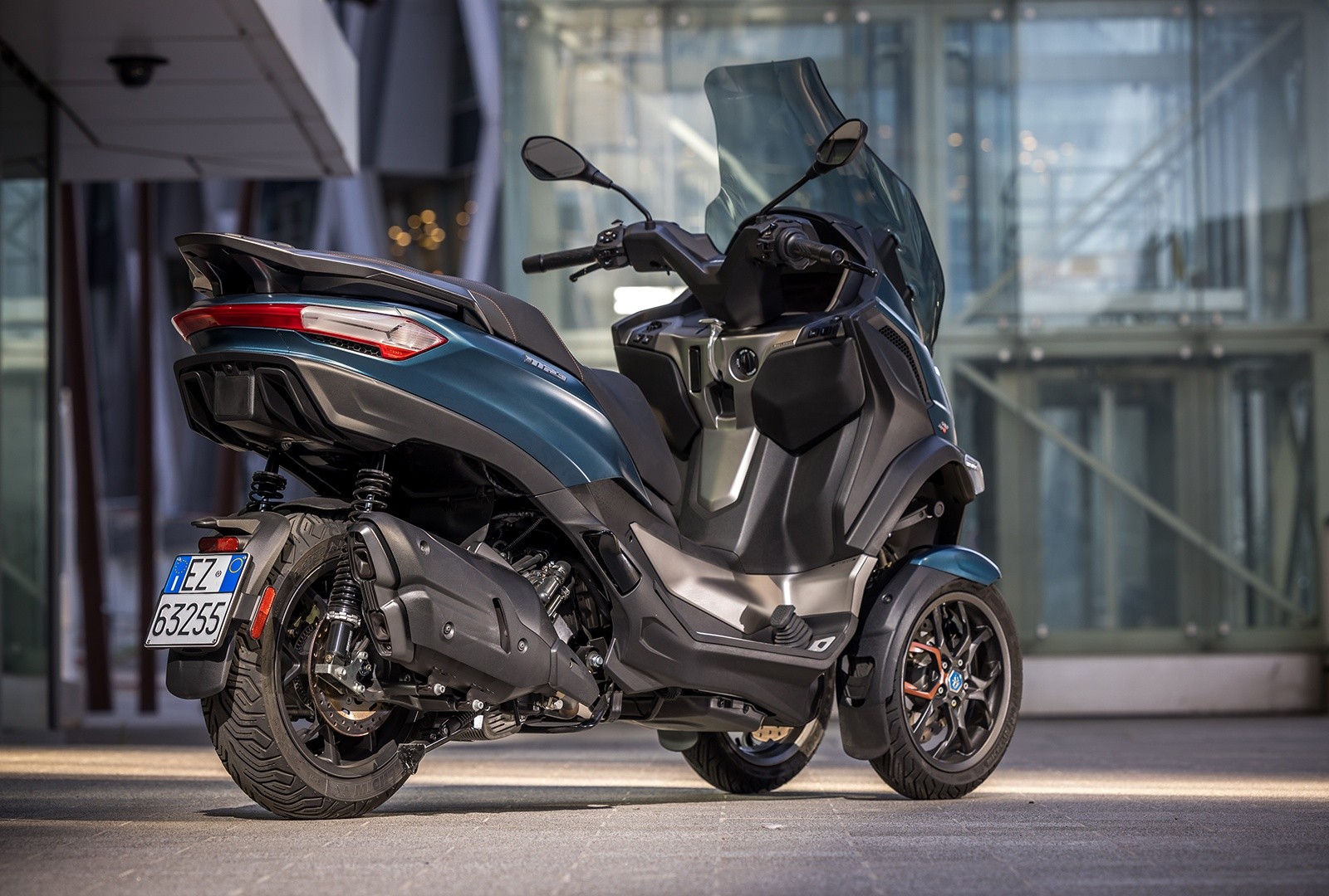 Piaggio MP3 530 hpe Exclusive: le foto