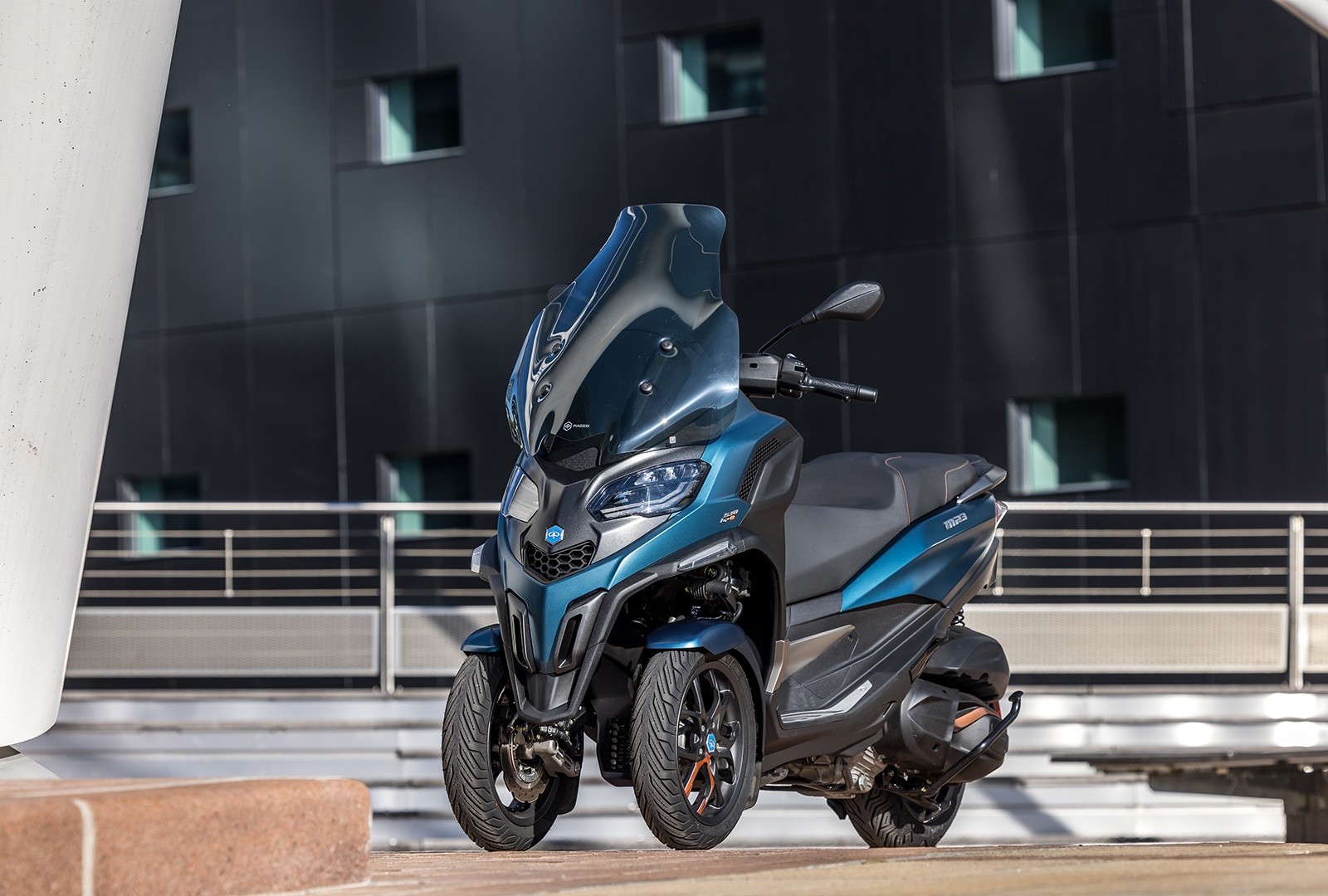Piaggio MP3 530 hpe Exclusive: le foto