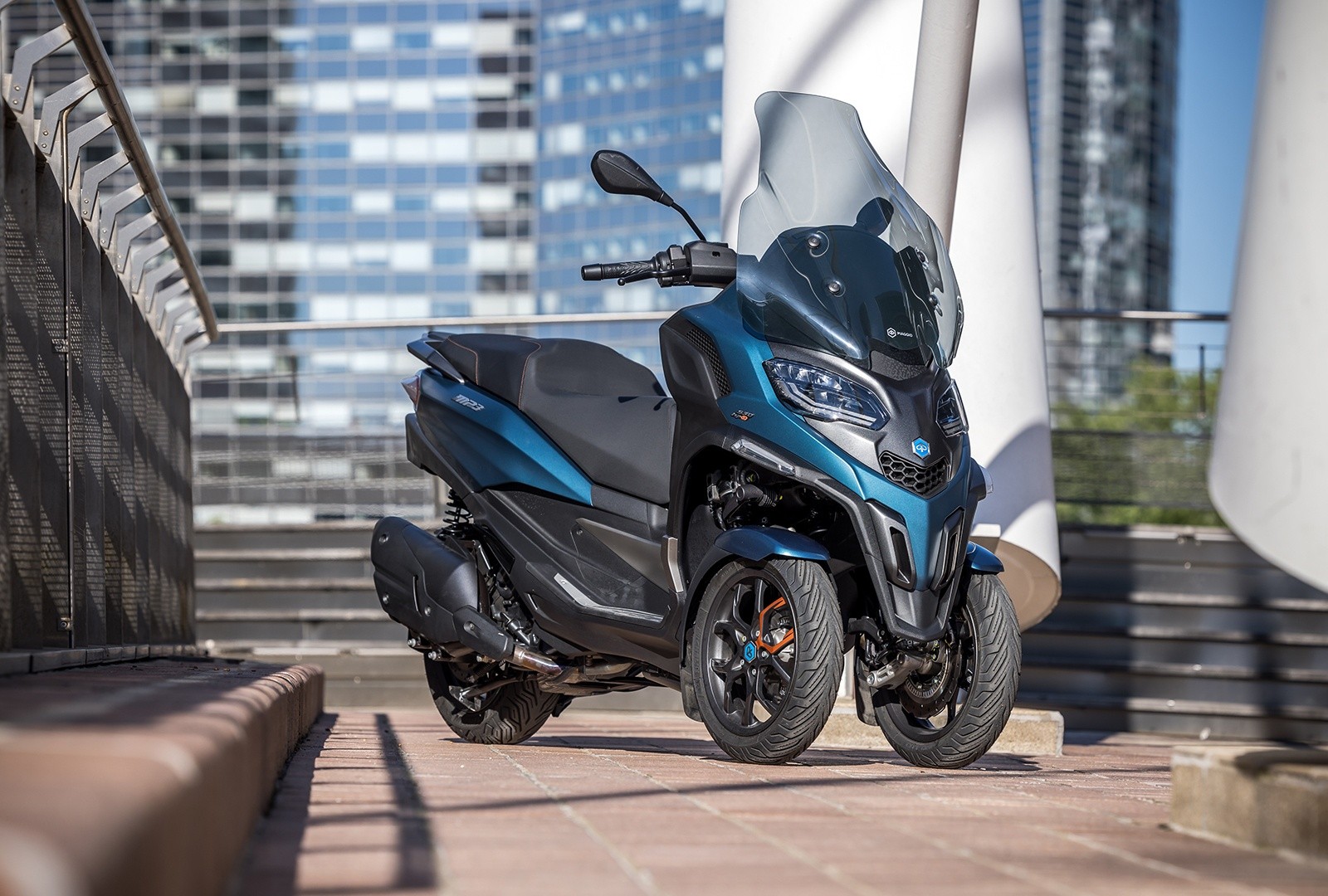 Piaggio MP3 530 hpe Exclusive: le foto