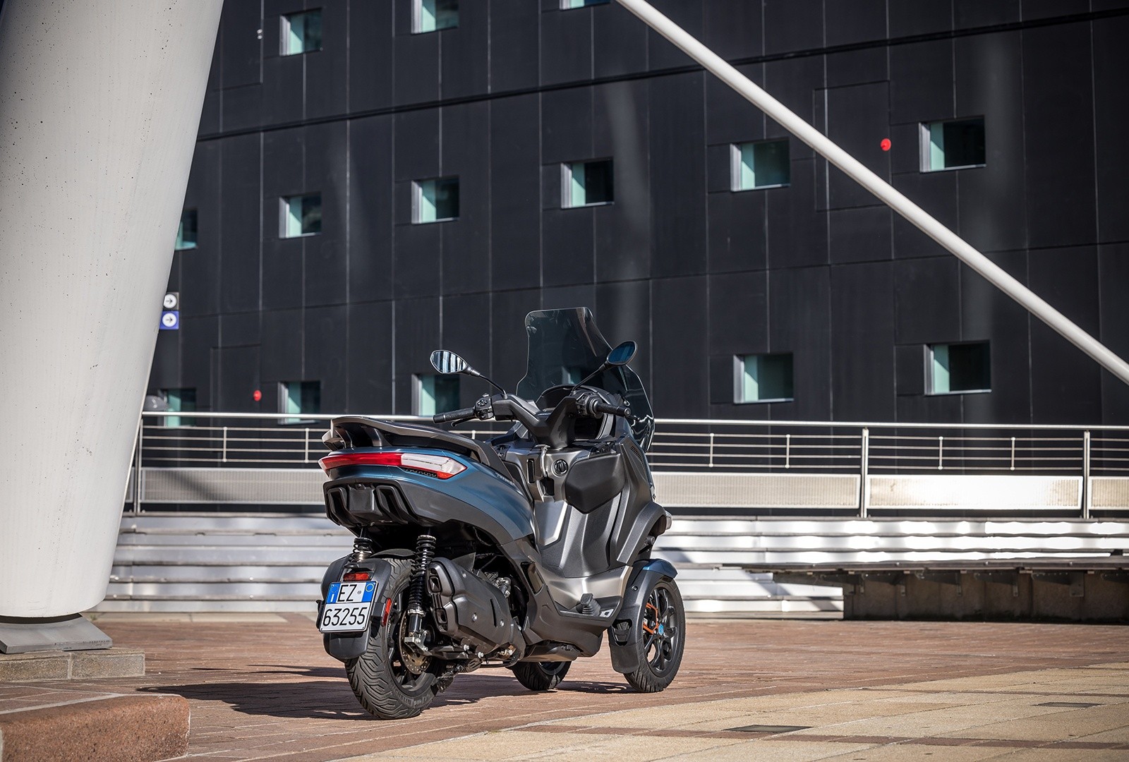 Piaggio MP3 530 hpe Exclusive: le foto