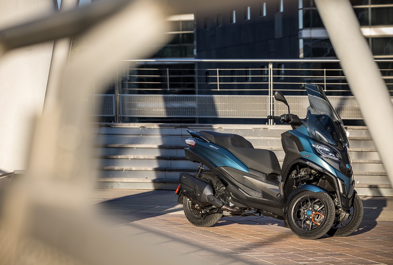 Piaggio MP3 530 hpe Exclusive: le foto