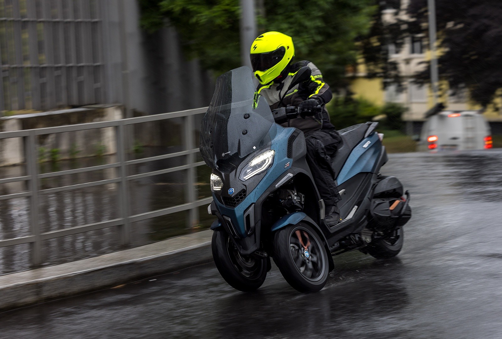 Piaggio MP3 530 hpe Exclusive: le foto