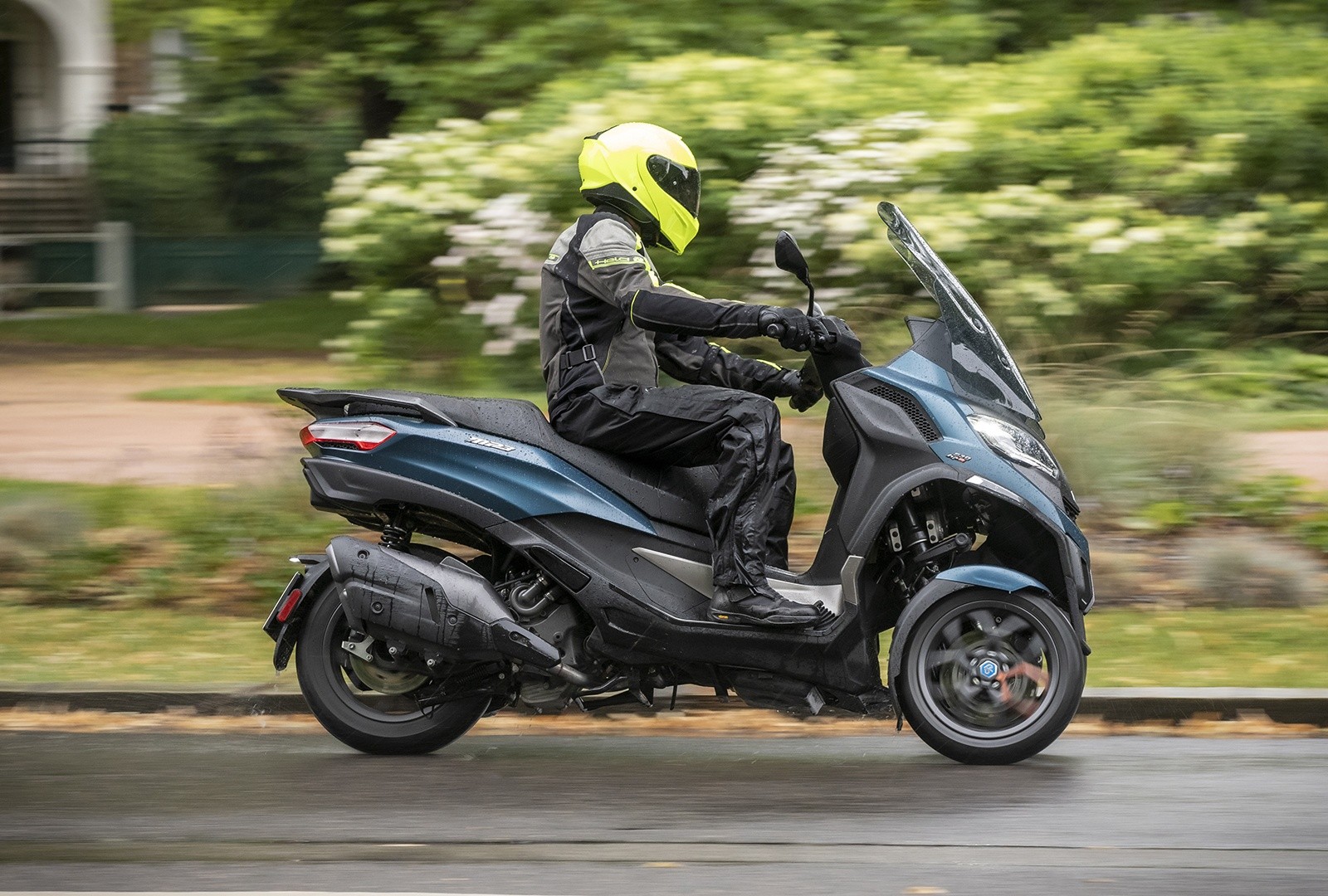 Piaggio MP3 530 hpe Exclusive: le foto