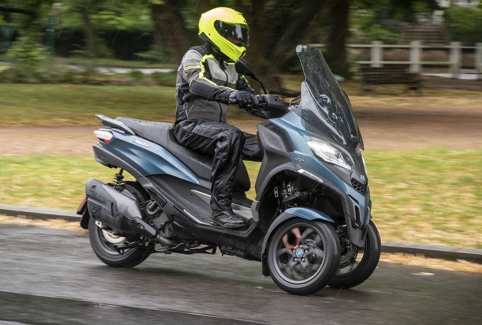 Piaggio MP3 530 hpe Exclusive: le foto