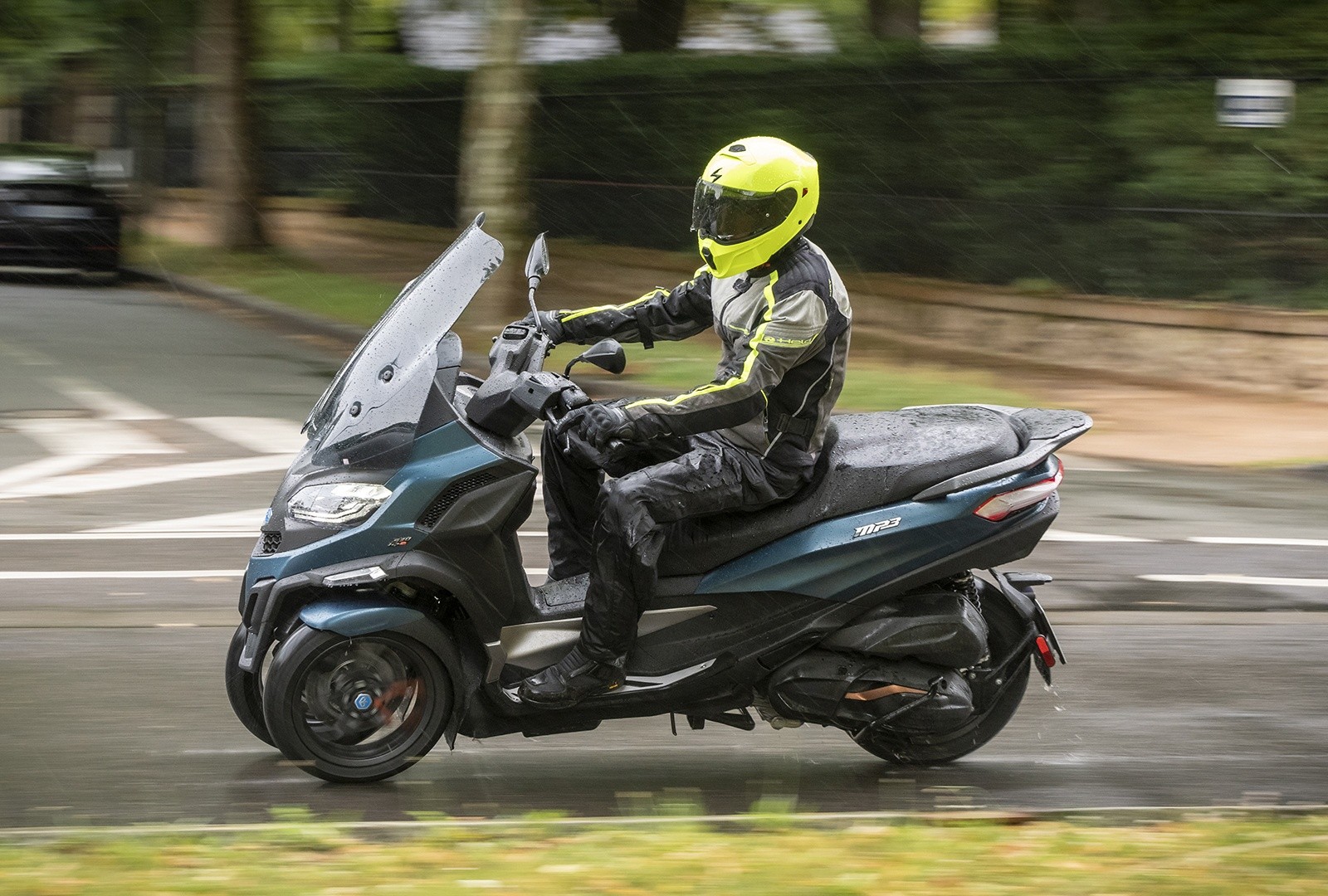 Piaggio MP3 530 hpe Exclusive: le foto