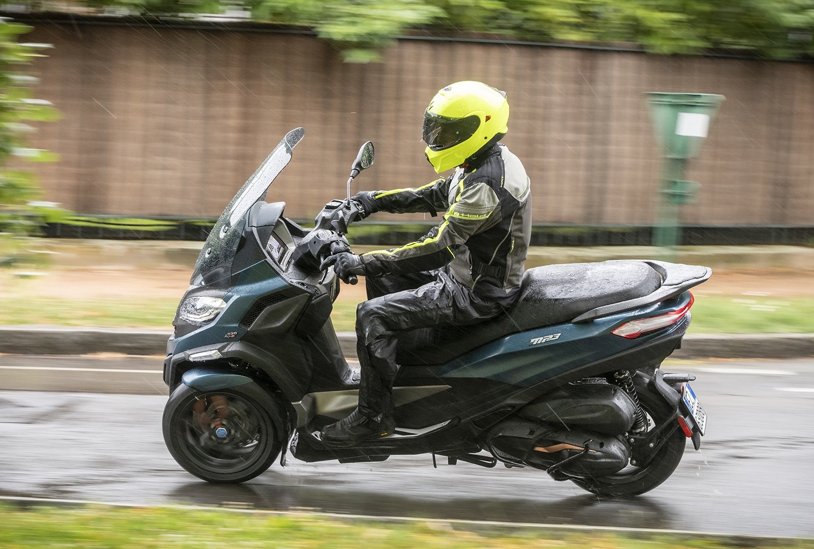 Piaggio MP3 530 hpe Exclusive: le foto