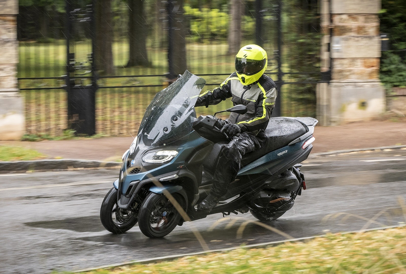 Piaggio MP3 530 hpe Exclusive: le foto