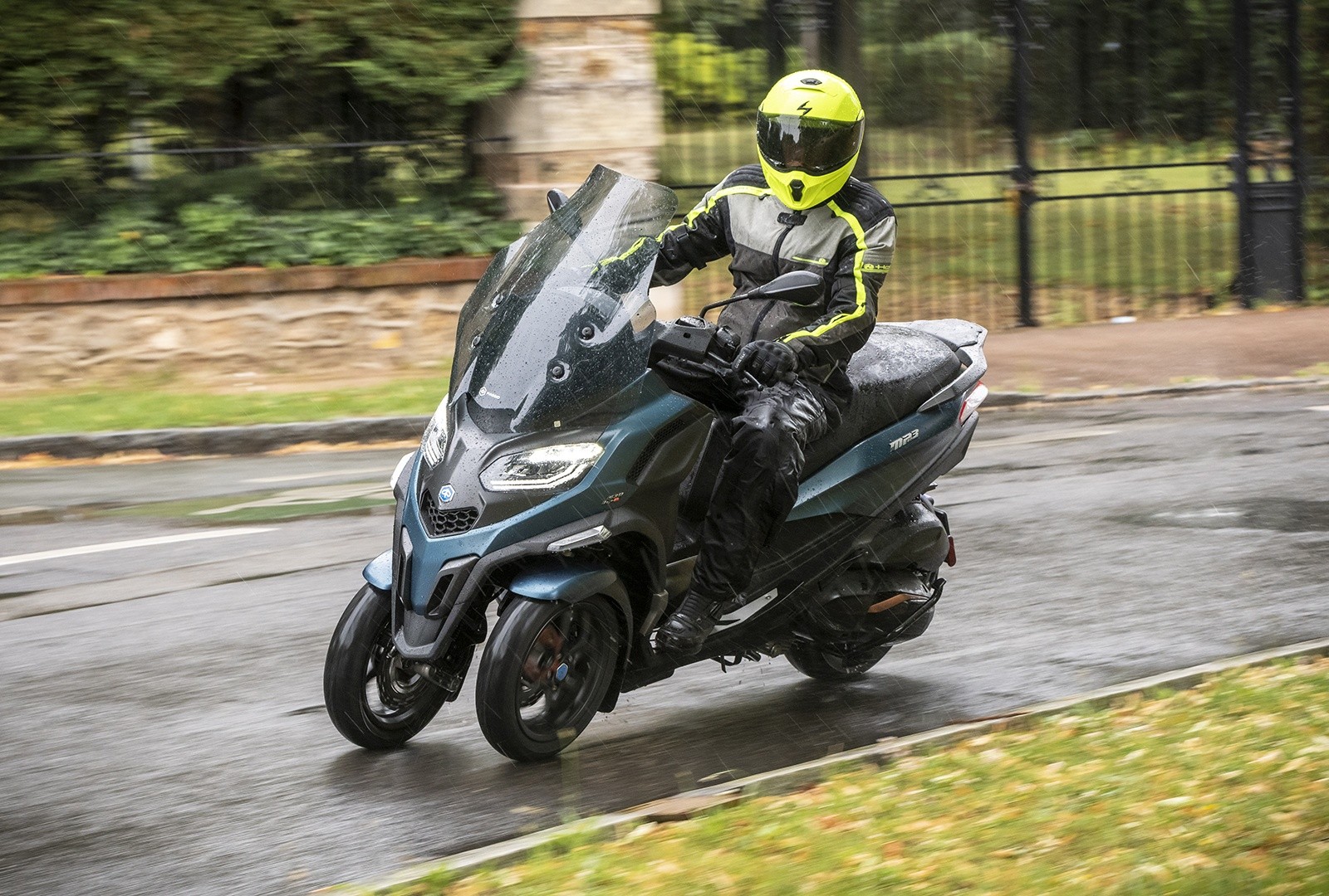 Piaggio MP3 530 hpe Exclusive: le foto