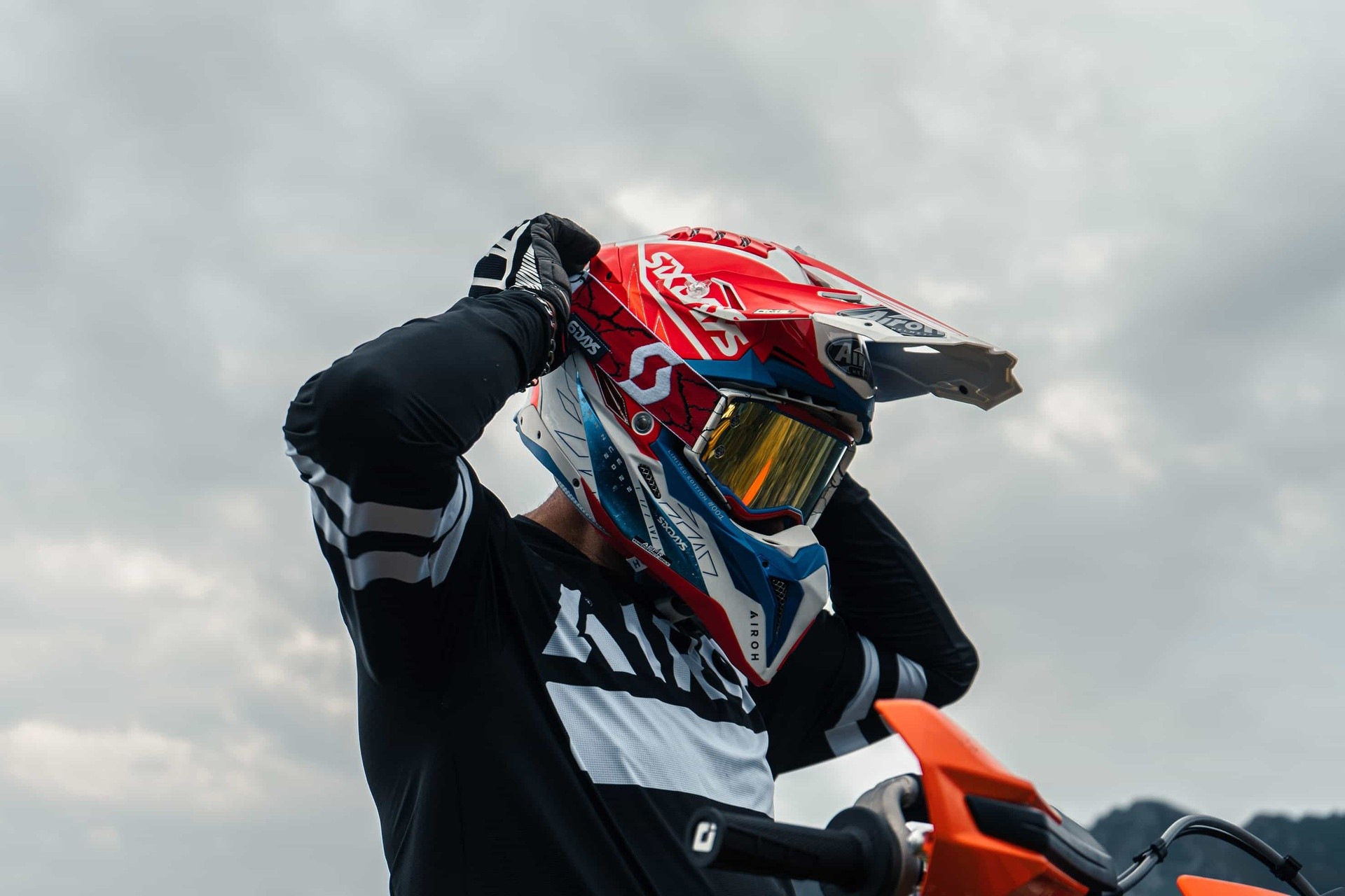 casco-airoh-aviator-3-six-days-france
