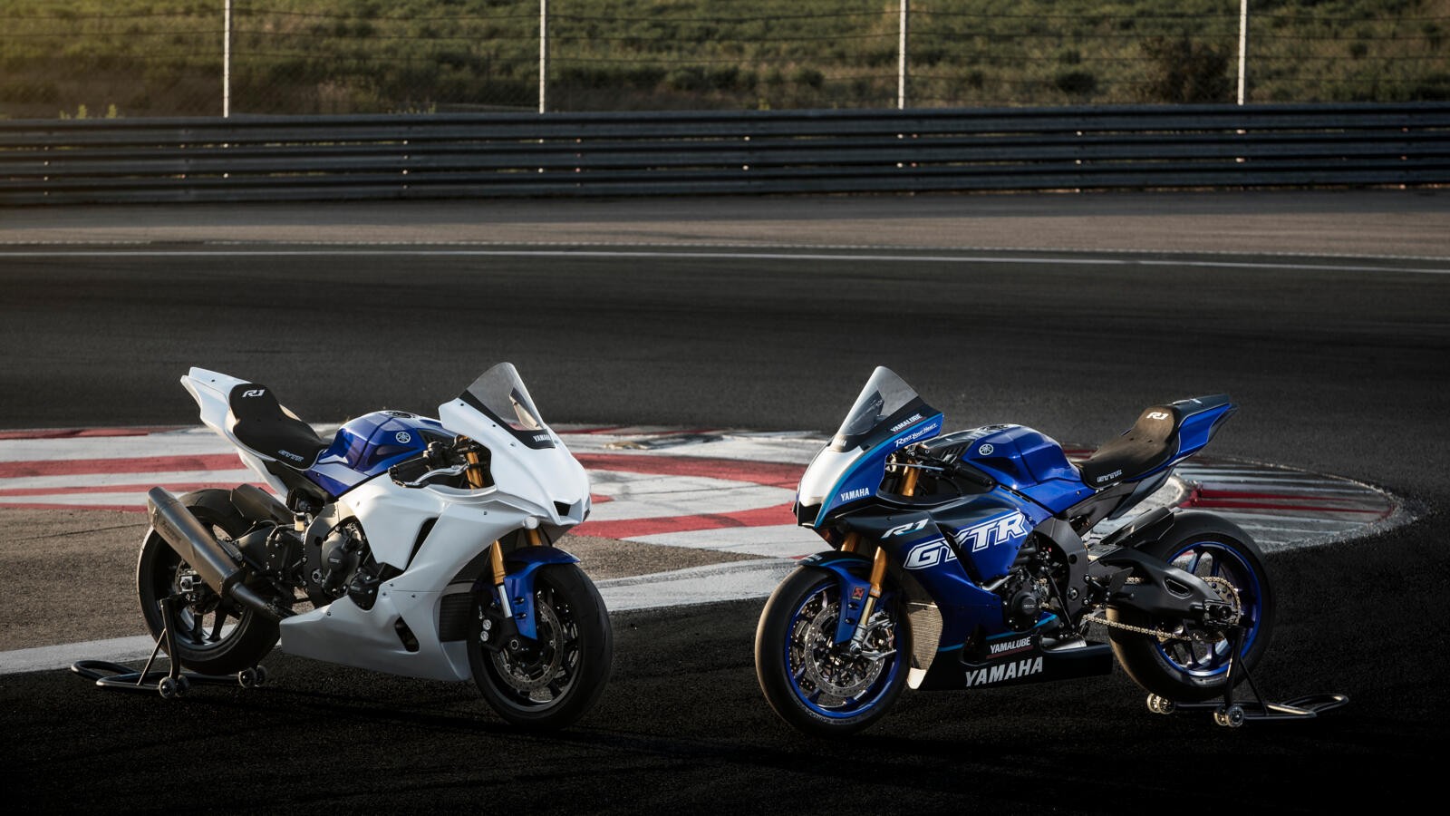 Yamaha R1 GYTR 2023: foto