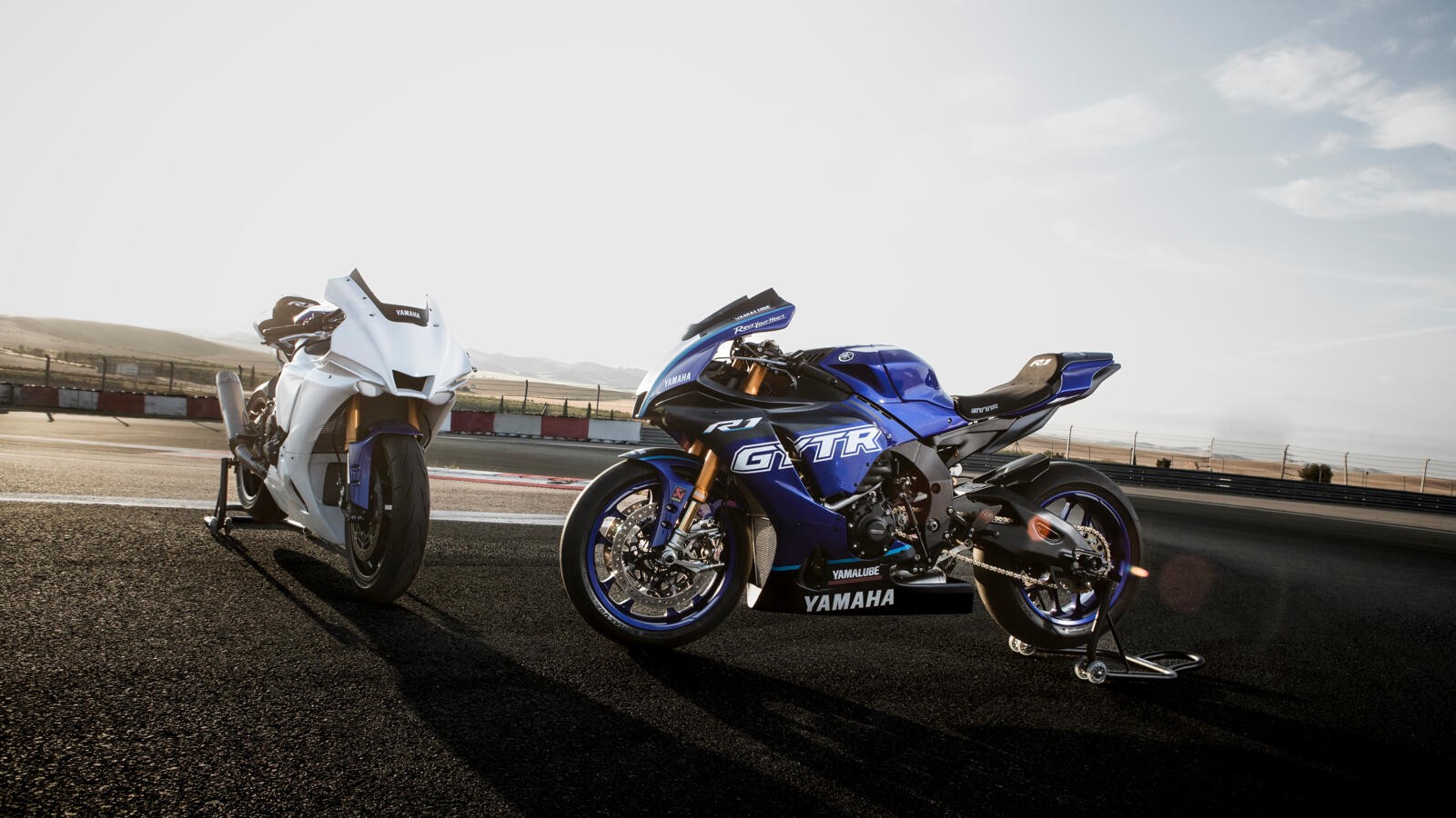 Yamaha R1 GYTR 2023: foto