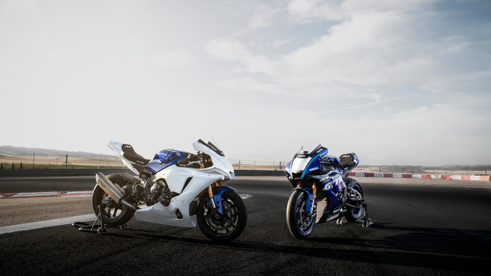 Yamaha R1 GYTR 2023: foto