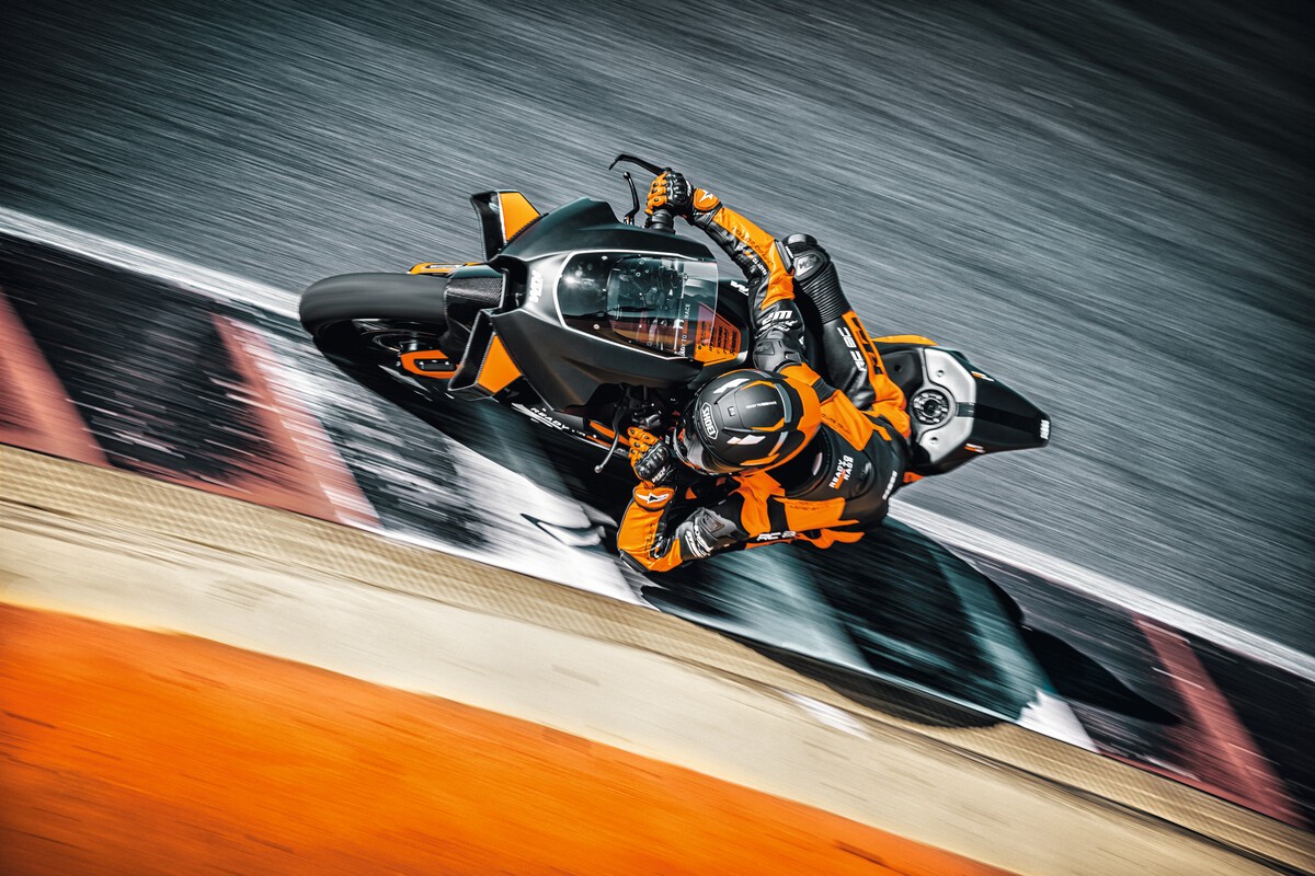 KTM RC 8C 2023: le immagini