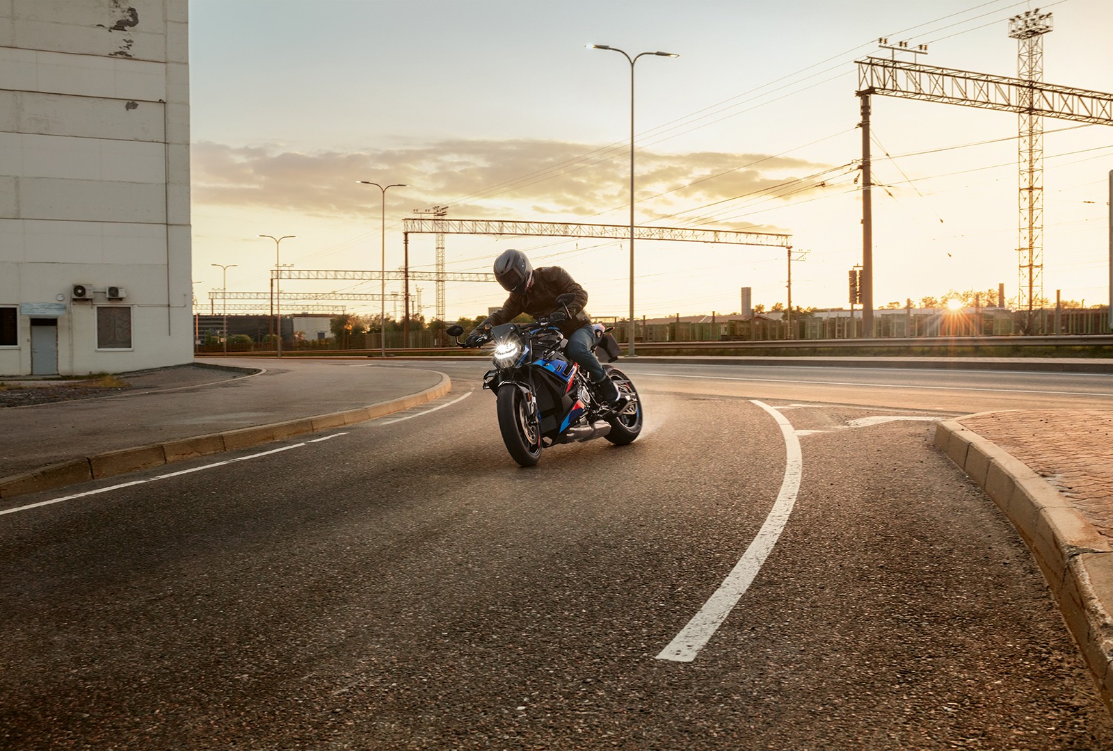 BMW M 1000 R: le immagini