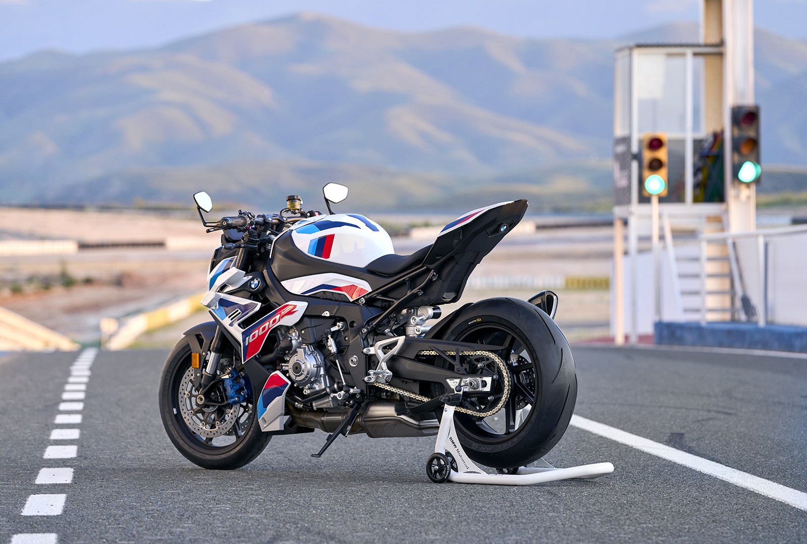 BMW M 1000 R: le immagini