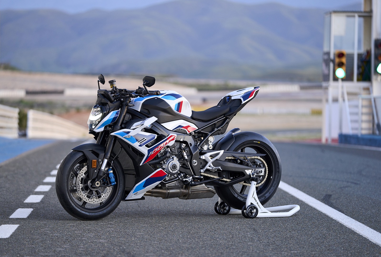 BMW M 1000 R: le immagini