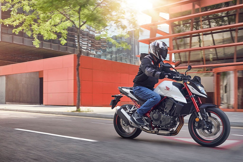 Honda CB750 Hornet 2023: le foto