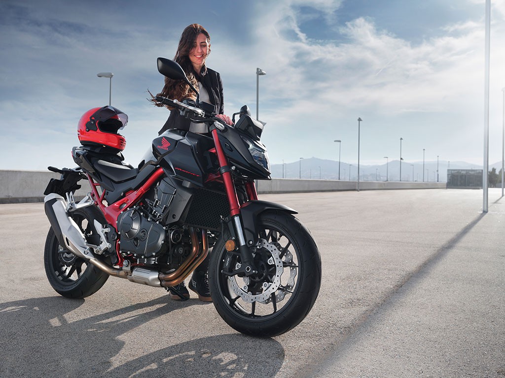 Honda CB750 Hornet 2023: le foto