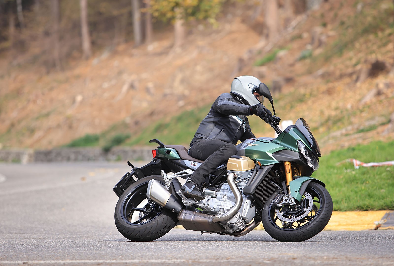 Moto Guzzi V100 Mandello: le foto della prova