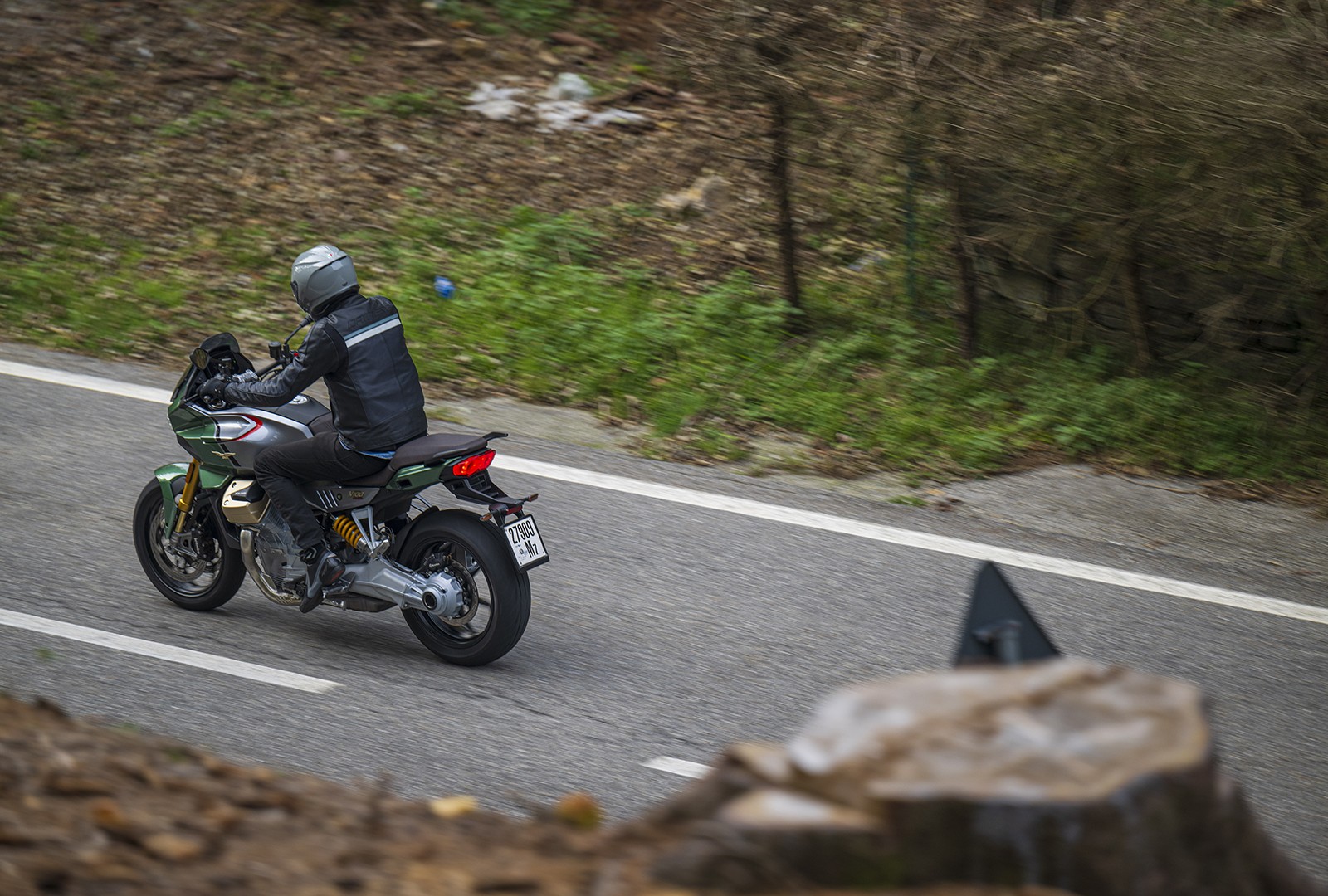 Moto Guzzi V100 Mandello: le foto della prova