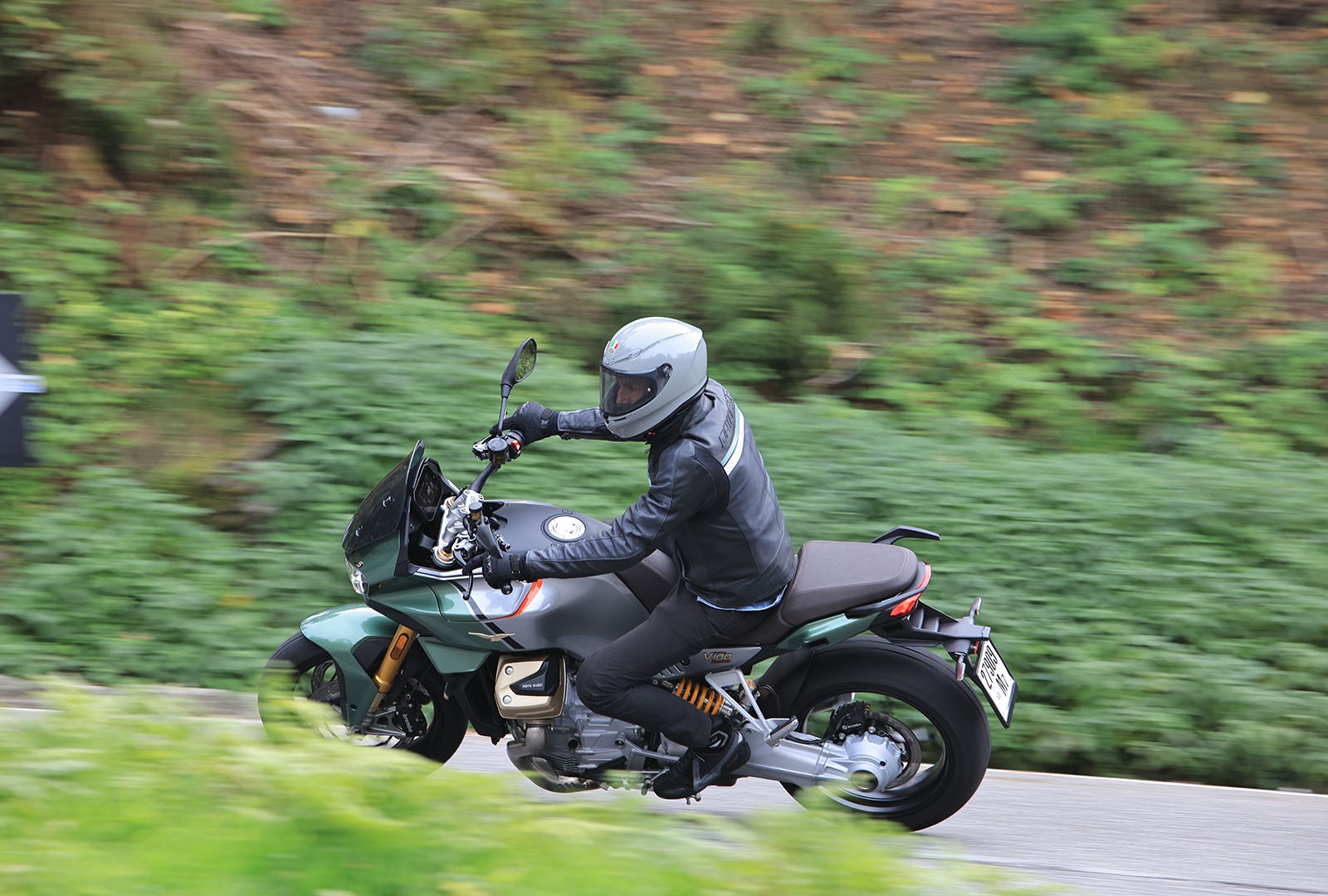 Moto Guzzi V100 Mandello: le foto della prova