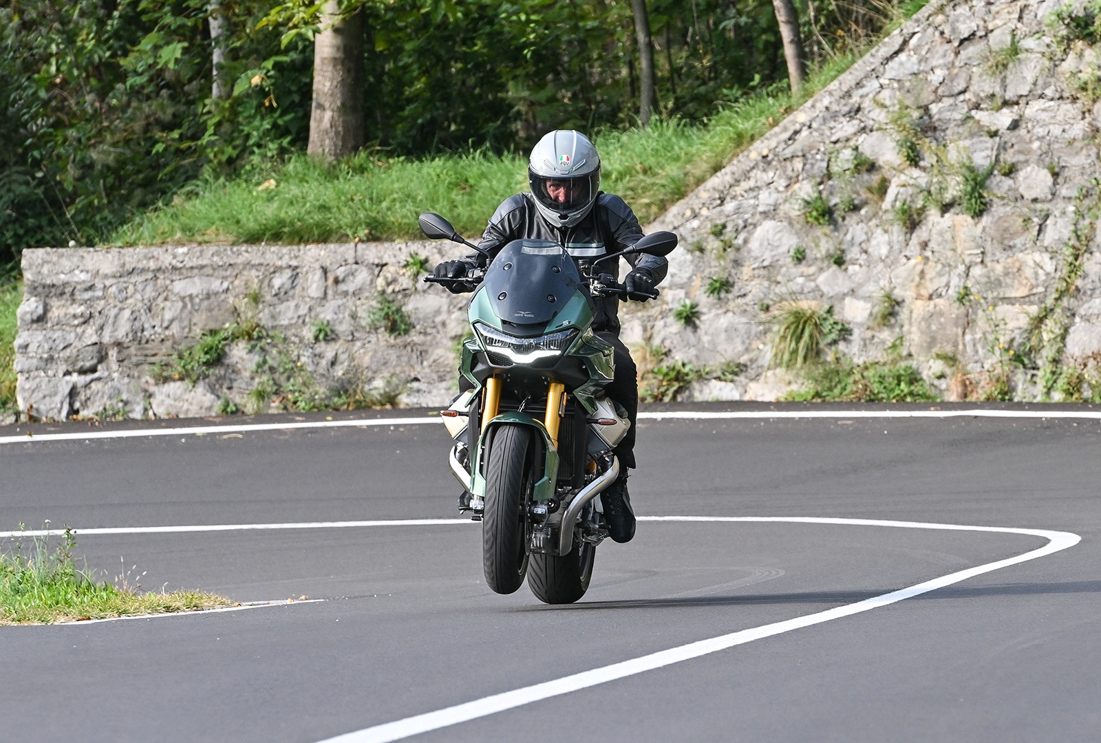 Moto Guzzi V100 Mandello: le foto della prova