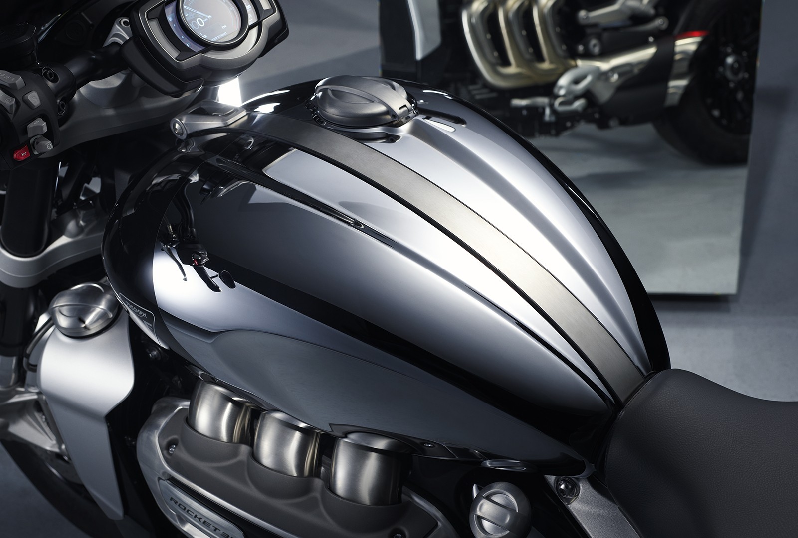 Triumph Chrome Edition: le foto