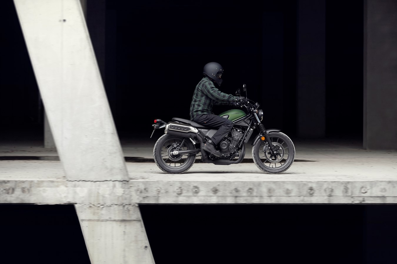 Honda CL500, la scrambler media