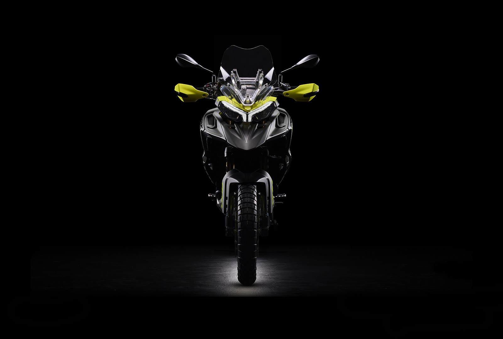 Benelli TRK 800 2023: le foto