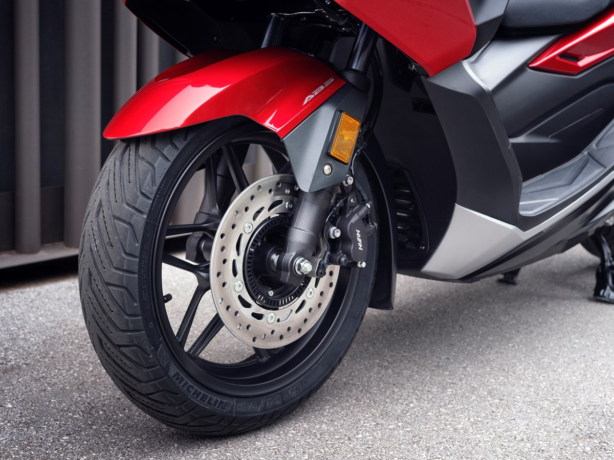 Honda Forza 350 2023: foto