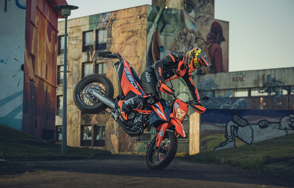 KTM 690 Enduro R e 690 SMC R 2023: foto
