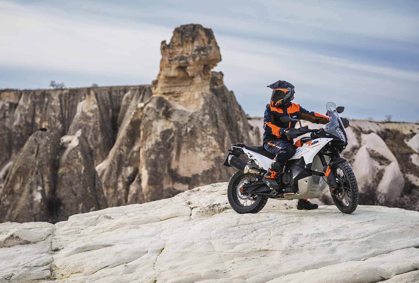 KTM 790 Adventure 2023: le foto