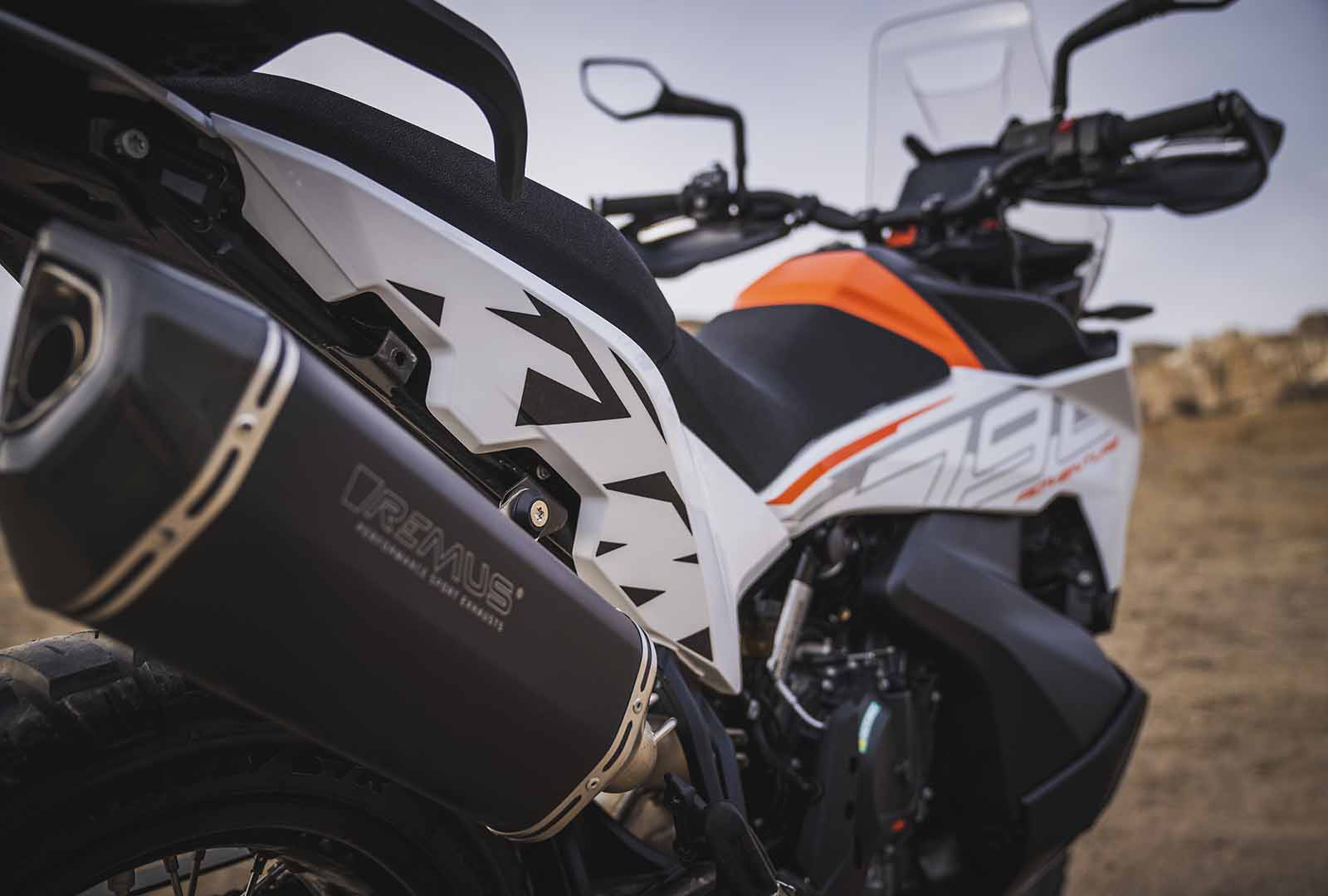 KTM 790 Adventure 2023: le foto