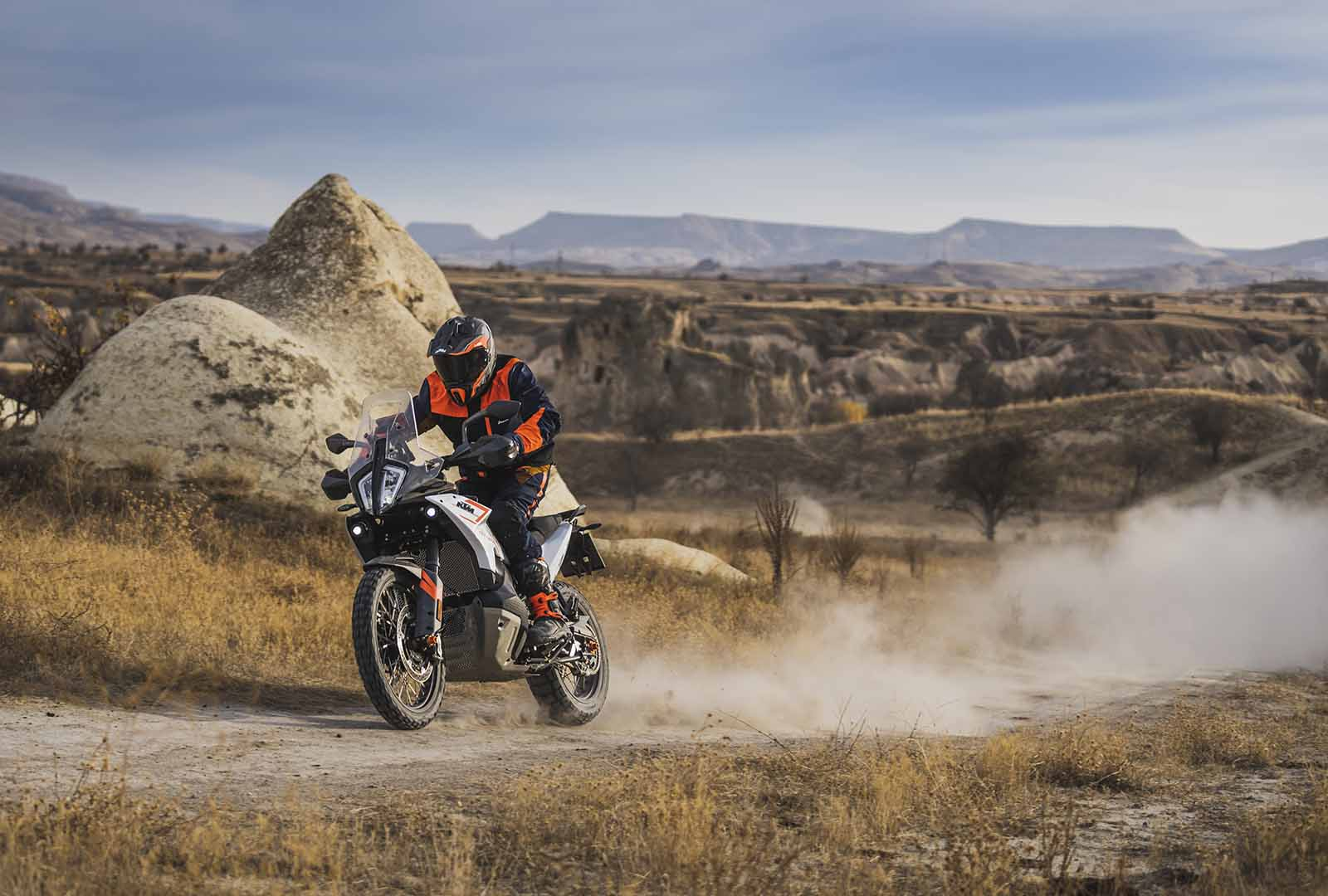 KTM 790 Adventure 2023: le foto