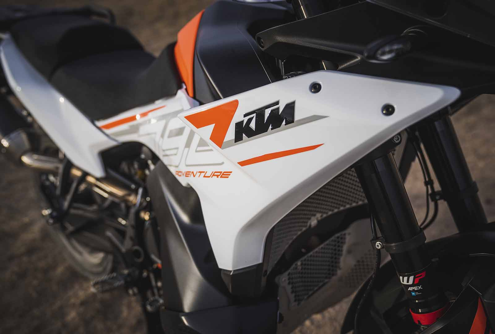 KTM 790 Adventure 2023: le foto