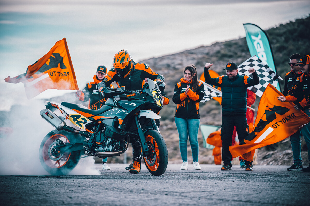 KTM SMT 890 2023: le foto