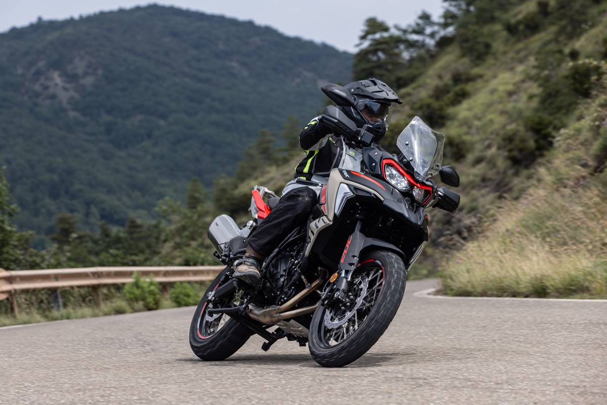 Benelli TRK 702X 2025: la nuova moto adventure per ogni terreno - Motoblog