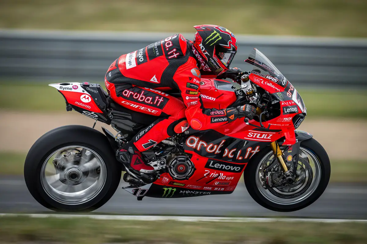 Bulega brilla a Jerez: dominio Ducati e colpi di scena nelle FP2 Superbike